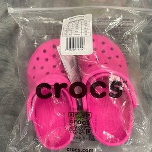 CROCS Classic Clog in Hot Pink